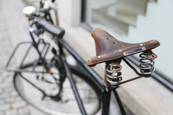 close-up-old-vintage-bicycle-seat 2
